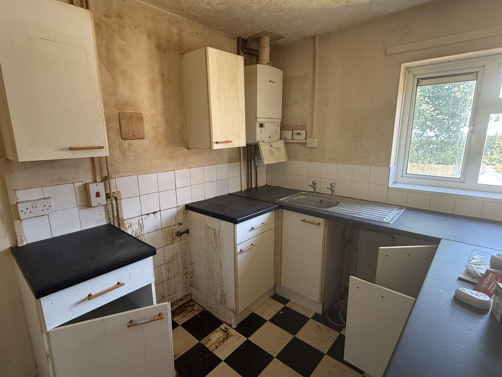 Lot: 135 - FLAT IN NEED OF IMPROVEMENT - Kitchen in Flat in Need of Refurbishment